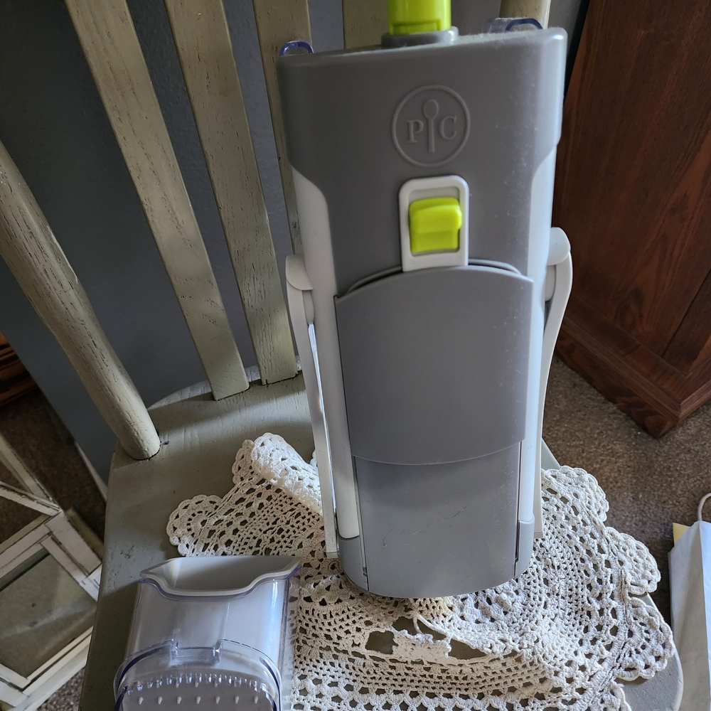Pampered Chef Gray and Green Kitchen Tool